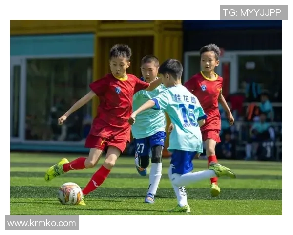 足球员在绿茵场上挥洒汗水展现激情与技巧的精彩瞬间